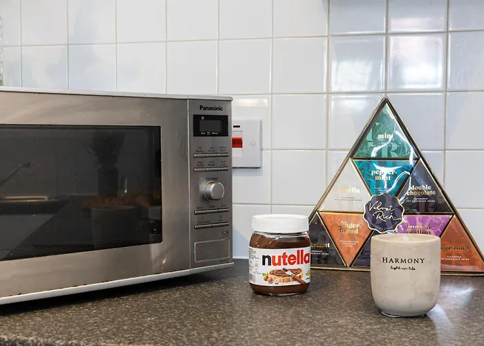 דירה - Beautiful Serviced Apartment, Amazing Location, Close To Old Trafford, Centre, Media City, Etihad, Coop Live, Ao Arena, Salford Quays, Sleeps Up To 6, With Free Private Car Parking *