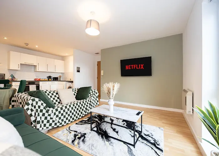 - Beautiful Serviced Apartment, Amazing Location, Close To Old Trafford, Centre, Media City, Etihad, Coop Live, Ao Arena, Salford Quays, Sleeps Up To 6, With Free Private Car Parking דירה