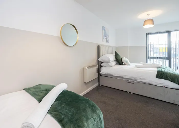 דירה - Beautiful Serviced Apartment, Amazing Location, Close To Old Trafford, Centre, Media City, Etihad, Coop Live, Ao Arena, Salford Quays, Sleeps Up To 6, With Free Private Car Parking
