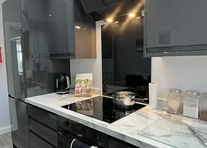 Modern 3-bed Stay-away-home Sleeps 6 Nr בית נופש *