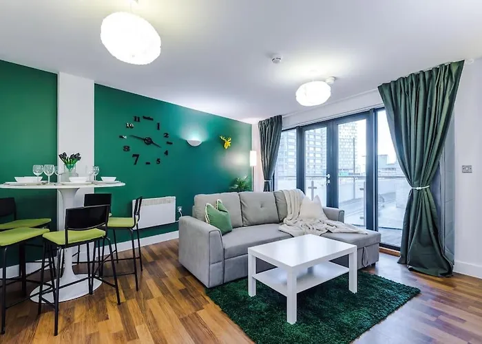 Spacious Deansgate Apartment, Free Park, Sleeps 8 *