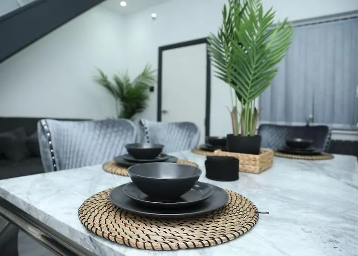 Full, Modern Family House In Salford