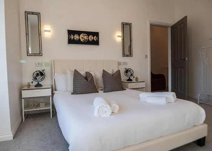 펜션 House - Sleeps 7 - Parking - Garden - Near Stn *