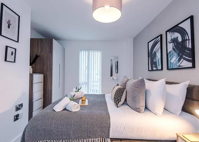 Sleek In By 53 Degrees Property, Ideal For Couples, Amazing Location! *