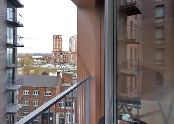 Modern 1-bed Near Centre, Arndale, Spinningfields, Mediacityuk, Old Trafford & Etihad, Sleeps 4, Netflix, Gym, Balcony, Nespresso Machine, Perfect For Long & Short Stays, Leisure, Contractors & Professionals! Daire Manchester