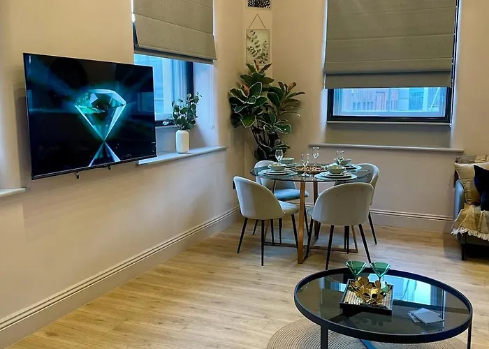 Emerald Escape 3 Bed 3 Bath Apartment