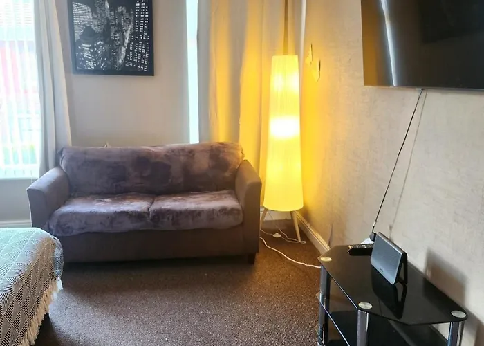 Go Big ! Entire Cozy House For Max 8 People Near Center Manchester