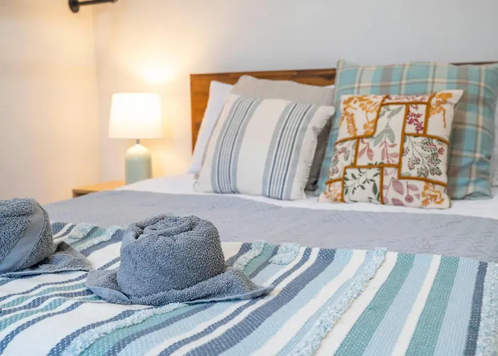 Beautiful Three Bedroom House - Escape 펜션 *