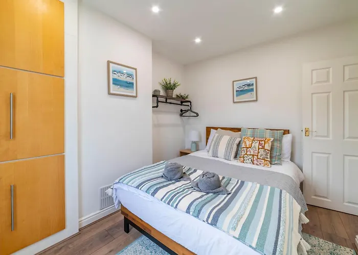 Beautiful Three Bedroom House - Escape 펜션