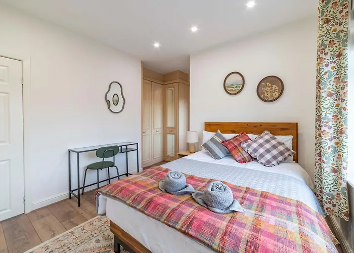 Beautiful Three Bedroom House - Escape 펜션 *