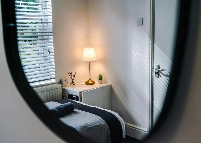 Modern 3-bed House In Manchester, Ideal For Long Stays, Free Parking, Centre - Sleeps Upto 8 People *