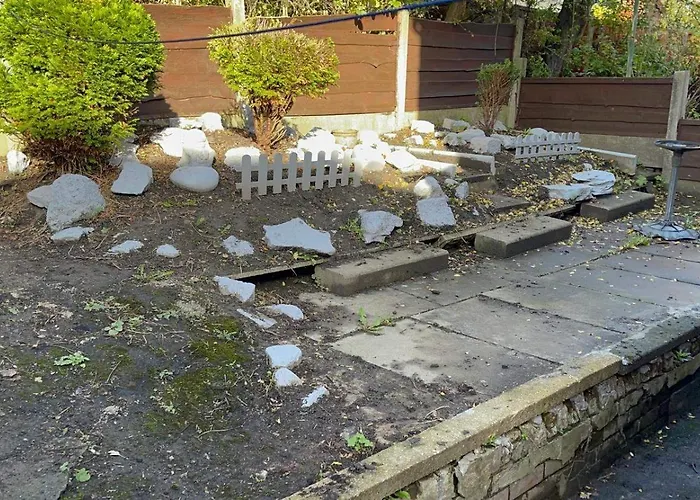 Housesleeps9-fireplace-garden-bbq-tv *