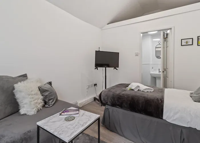 With Shared Garden - 3min To Bus Stop Daire *