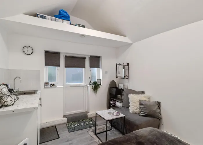 With Shared Garden - 3min To Bus Stop * Manchester