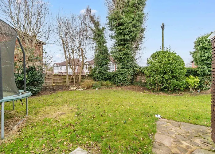 With Shared Garden - 3min To Bus Stop * Manchester