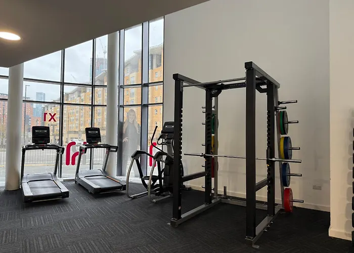 Apartment Modern 1-bed Retreat Near Spinningfields, Arndale, Mediacityuk, Etihad & Old Trafford, Sleeps 4, Nespresso Machine, Balcony, Gym, Netflix, Perfect For Long-term & Short-term Professionals & Getaways *