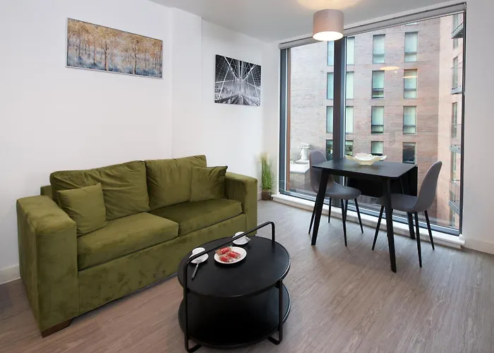 Apartment Stylish 1-bed Near Centre, Mediacityuk, Spinningfields, Old Trafford & Etihad, Sleeps 4, Netflix, Gym, Balcony, Nespresso Machine, Ideal For Professionals & Extended And Short Stays!
