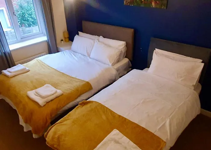 度假居 Amila House Manchester, Modern, Spacious, Sleeps 9 With Parking 曼彻斯特