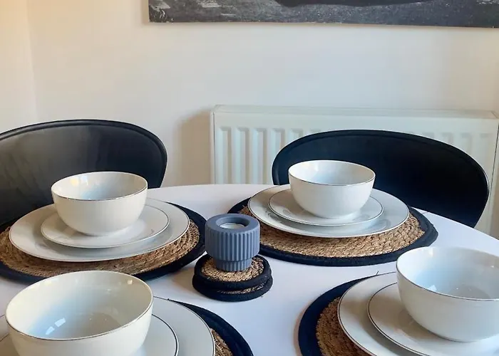 Tropical Sun Homes - Beautiful Spacious 3 Bed In A Serene Environment With Free Parking For 2 Cars Feriehus