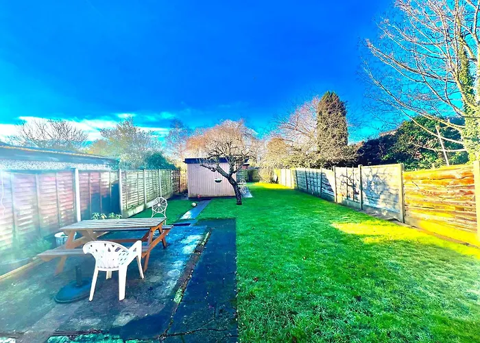 Сasa de vacaciones Spacious 3-bed Family Retreat With Cosy Living And Garden! Free Parking *