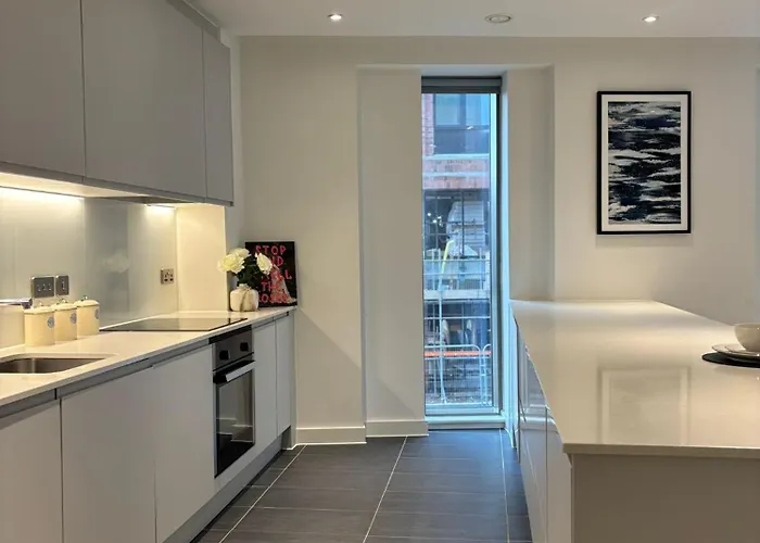 Entire Modern In Centre *