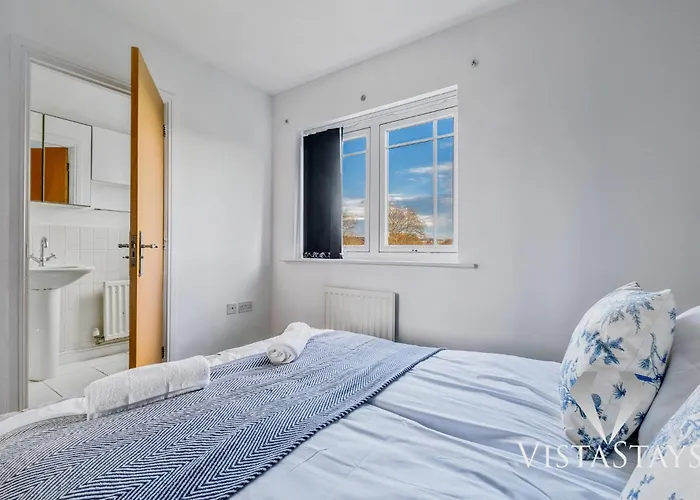 4 Bed House By Vista Short Lets & Serviced With Pool Table, Free Parking & Near Nyaraló