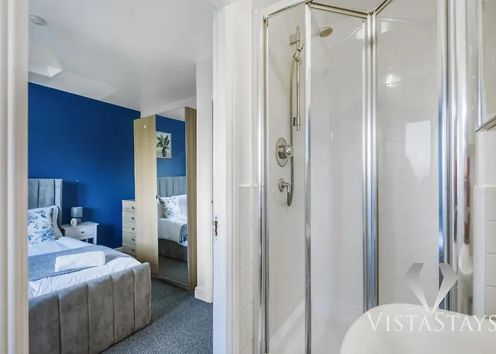 4 Bed House By Vista Short Lets & Serviced With Pool Table, Free Parking & Near * Manchester