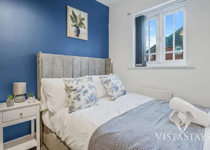 4 Bed House By Vista Short Lets & Serviced With Pool Table, Free Parking & Near *