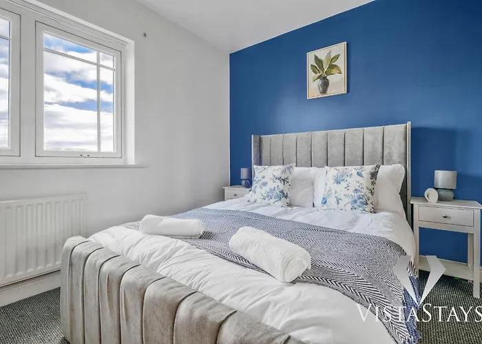 4 Bed House By Vista Short Lets & Serviced With Pool Table, Free Parking & Near Nyaraló Manchester