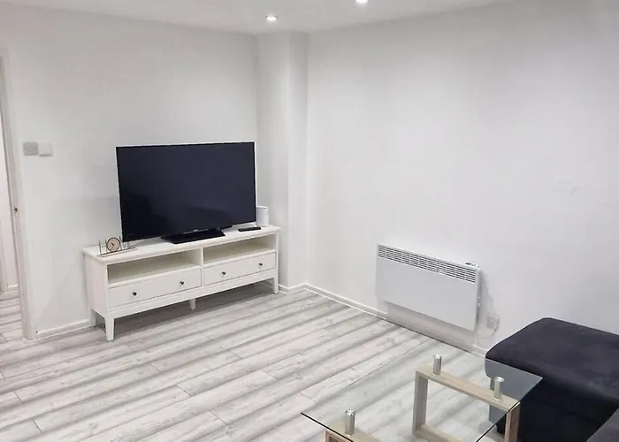 Daire Cozy Modern 3 Bed, 2 Bedroom - Secure Parking - Close To Centre And Old Trafford