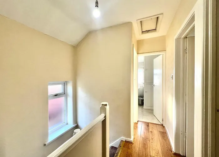 Spacious 3-bed Family Retreat With Cosy Living And Garden! Free Parking Mánchester