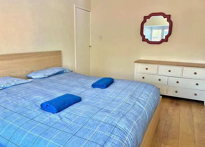 Spacious 3-bed Family Retreat With Cosy Living And Garden! Free Parking Сasa de vacaciones Mánchester