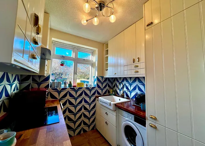 Spacious 3-bed Family Retreat With Cosy Living And Garden! Free Parking *