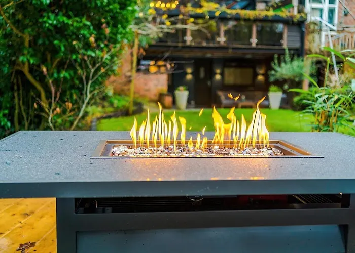 Сasa de vacaciones Unique In Northenden Urban Oasis Sleeps 8 *