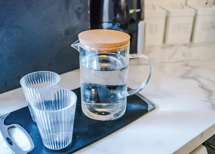 Apartment Free Park, Sleeps 8, Stunning In Salford, Long Term Disc, Perfect For Groups *