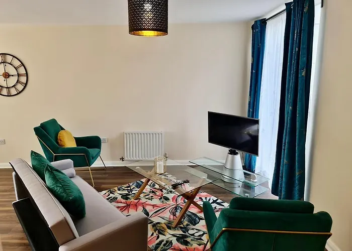 Cute 3 Bedroom House Near Etihad Stadium And Coop Arena With Parking *