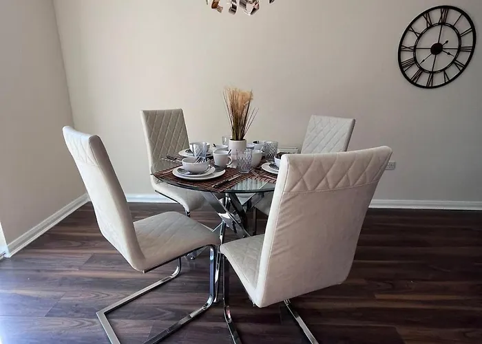 Cute 3 Bedroom House Near Etihad Stadium And Coop Arena With Parking アパート *