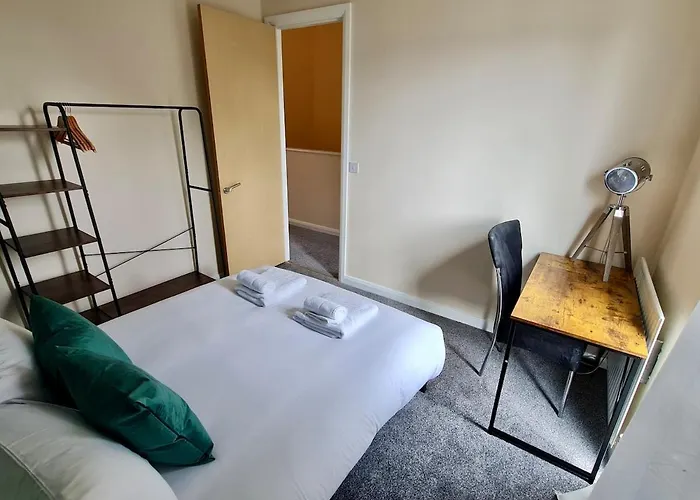 Cute 3 Bedroom House Near Etihad Stadium And Coop Arena With Parking アパート