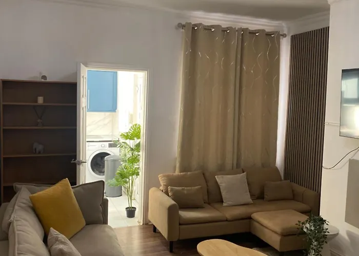 Modern Townhouse-free Parking-games Room-fast W-ifi בית נופש מנצ'סטר