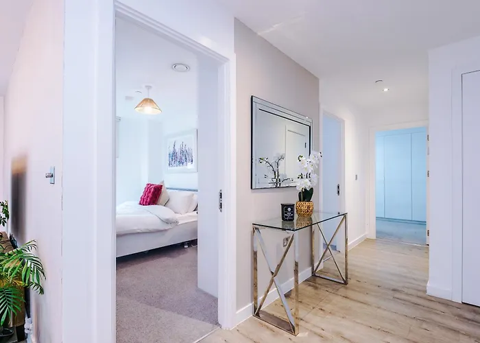 Fully Equipped, Centre 3bed Apartment, Balcony With Amazing Views, Sleeps 6