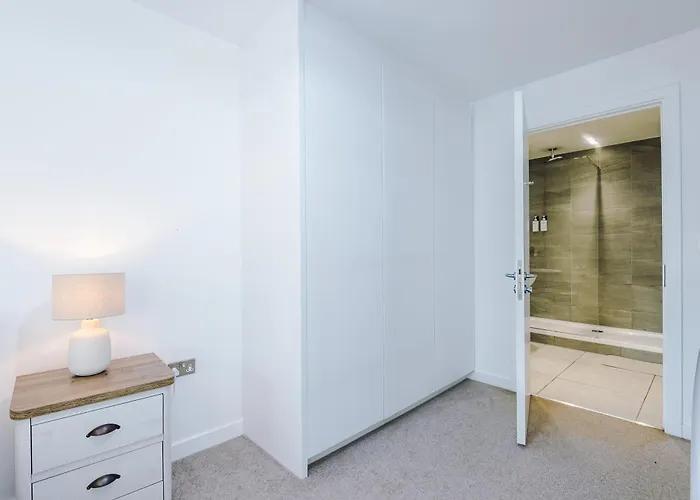 Fully Equipped, Centre 3bed Apartment, Balcony With Amazing Views, Sleeps 6 *