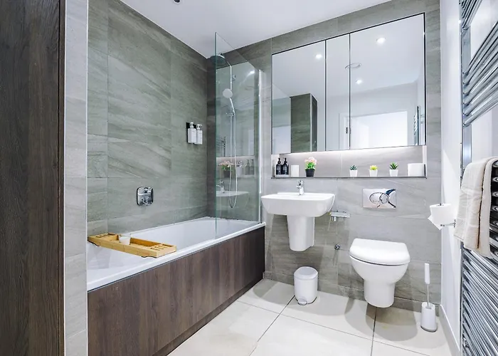 Fully Equipped, Centre 3bed Apartment, Balcony With Amazing Views, Sleeps 6