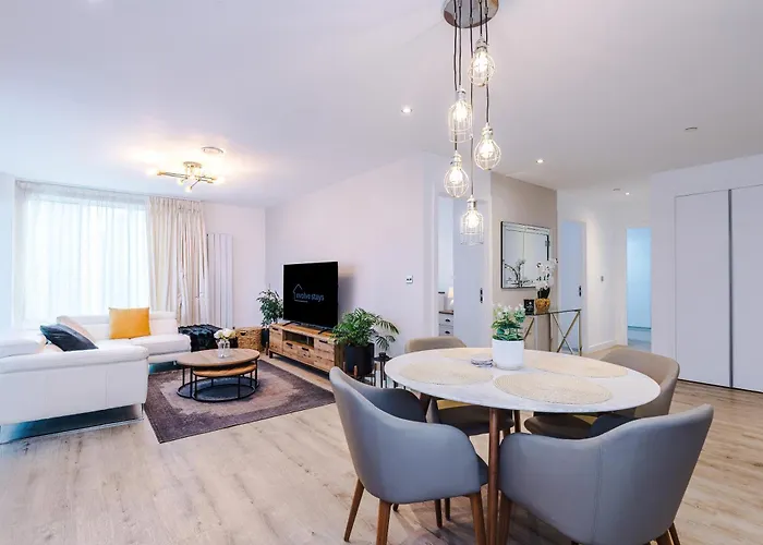 Fully Equipped, Centre 3bed Apartment, Balcony With Amazing Views, Sleeps 6