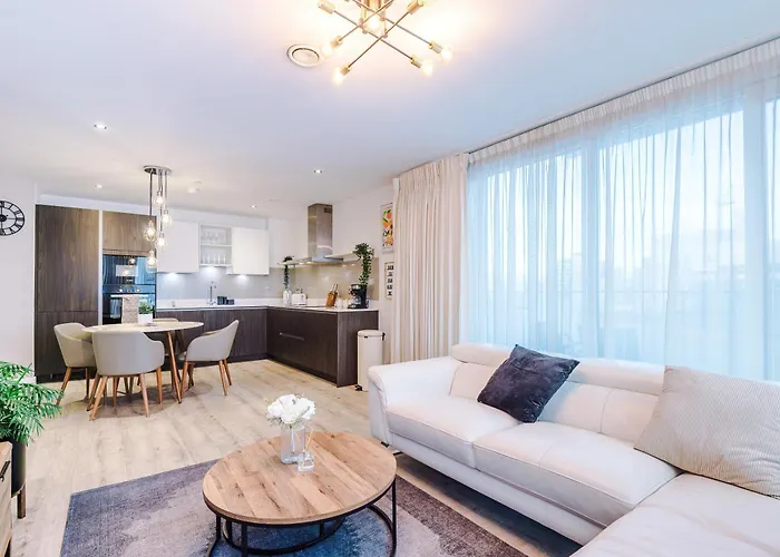 Fully Equipped, Centre 3bed Apartment, Balcony With Amazing Views, Sleeps 6