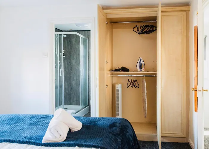 Comfy 3 Bed House By Airport, Perfect For Groups & Families