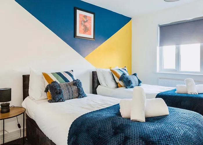 Дом отдыха Comfy 3 Bed House By Airport, Perfect For Groups & Families *