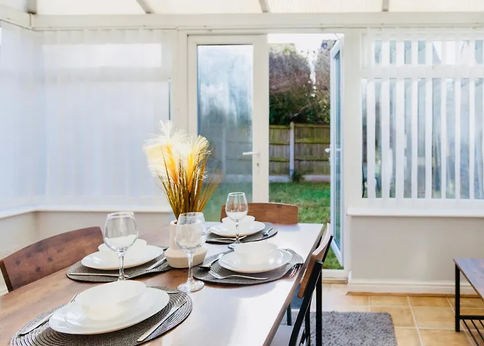 Дом отдыха Comfy 3 Bed House By Airport, Perfect For Groups & Families Манчестер