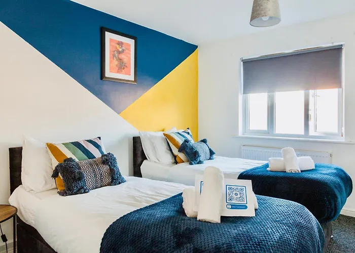 Comfy 3 Bed House By Airport, Perfect For Groups & Families *