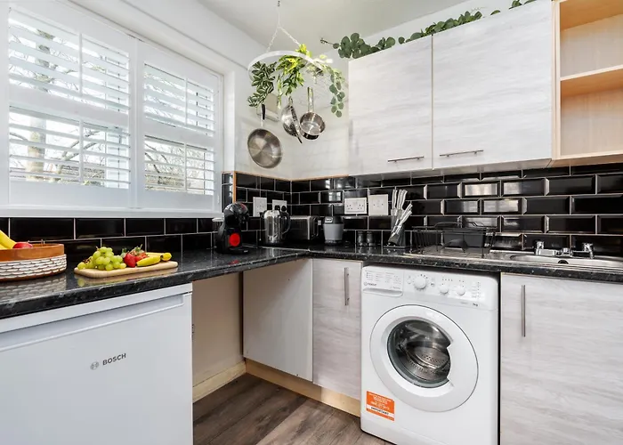 Cozy 2 Bed - Unlimited Wi-fi - Free Parking - Sleeps 6 - By Old Trafford *