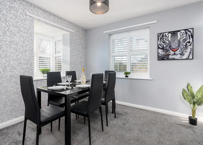 Cozy 2 Bed - Unlimited Wi-fi - Free Parking - Sleeps 6 - By Old Trafford شقة مانشستر